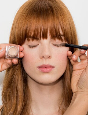 Applying Cream Shadow Applying Cream Shadow