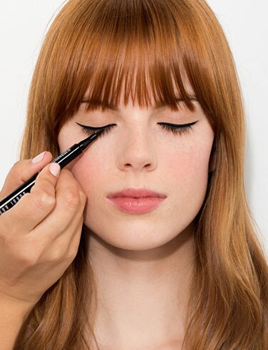 Applying Eye Liner Applying Eye Liner